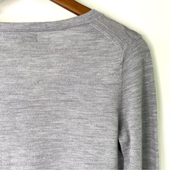Banana Republic sweater with v-neck and long  sleeves in 💯 merino wool - Picture 6 of 10